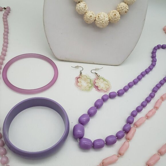 Fun Jewelry Lot of Pastel Pink Purple Cream Colored Necklaces Bracelets Earrings - Picture 10 of 13